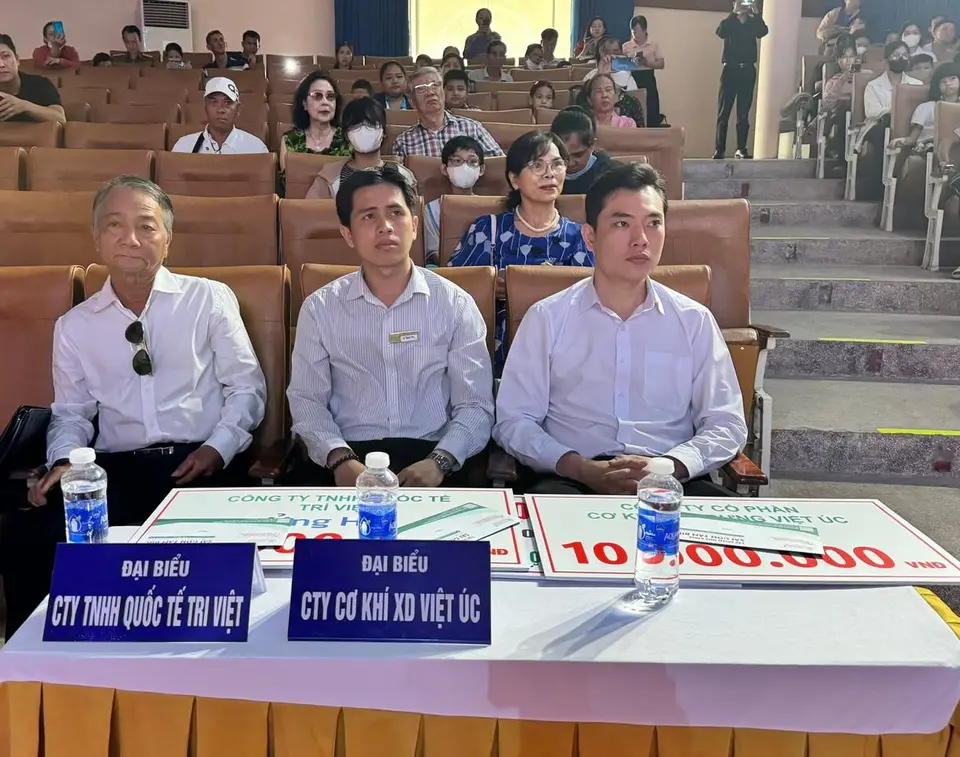 Chương trình ca nhạc “Xuân yêu thương” gây quỹ trao quà cho 500 trẻ em (ảnh 3/5)