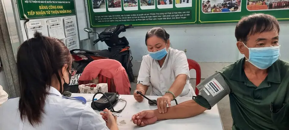 Phòng khám Nội nhân đạo khám và cấp phát thuốc miễn phí lần thứ 72 (ảnh 2/5)