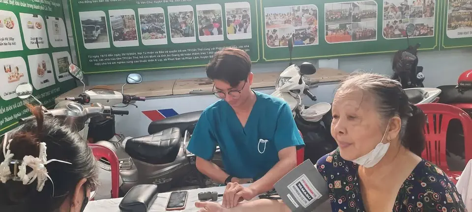 Phòng khám Nội nhân đạo khám và cấp phát thuốc miễn phí lần thứ 90 (ảnh 3/5)