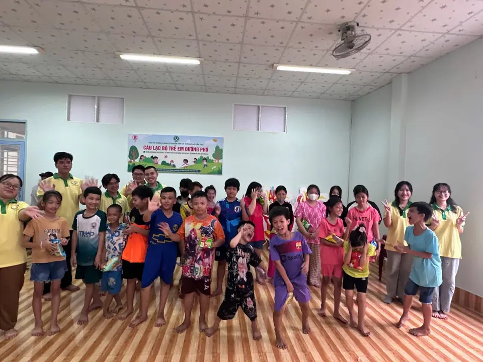 Sinh viên cùng các em CLB Trẻ em đường phố làm lồng đèn (ảnh 1/5)