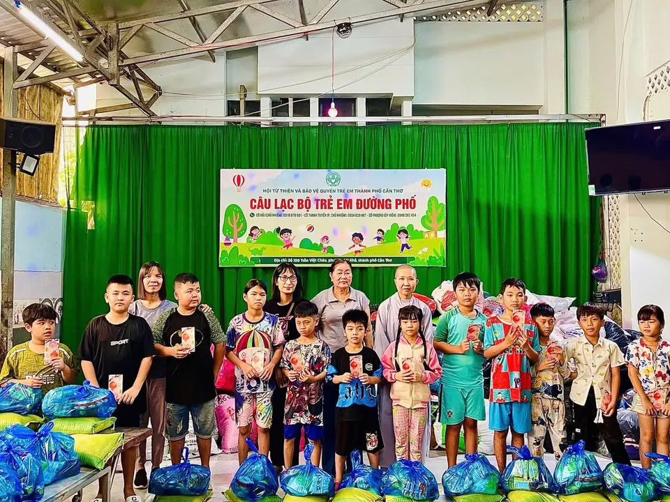 Sư cô Diệu Hạnh cùng quý Phật tử trao 100 phần quà cho ông bà và các em nhỏ (ảnh 2/5)