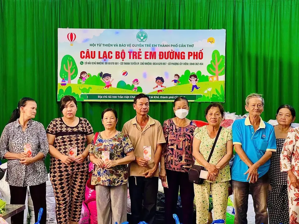 Sư cô Diệu Hạnh cùng quý Phật tử trao 100 phần quà cho ông bà và các em nhỏ (ảnh 5/5)