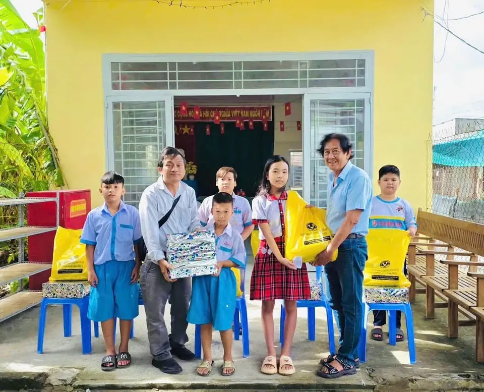 Tiếp sức cho trẻ em có hoàn cảnh khó khăn đến trường (ảnh 1/5)