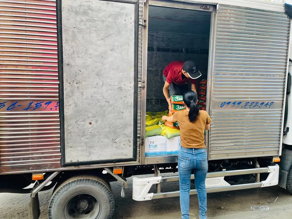 Tiếp tục chuyến xe chở hàng cứu trợ lũ lụt các tỉnh miền Trung (ảnh 3/5)